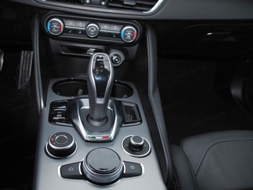 Alfa Romeo Giulia II Sedan Facelifting 2023 2.0 GME Turbo 280KM 2025 Od ręki - 2.0 (280KM) | Klimatyzacja automatyczna + Kamera cofania, zdjęcie 8