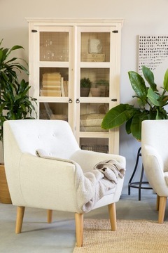 Деревянная витрина для гостиной