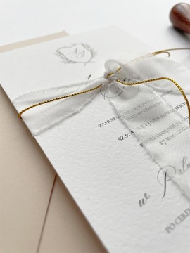 КРЕМОВОЕ СВАДЕБНОЕ ПРИГЛАШЕНИЕ С ИНИЦИАЛАМИ НА ГЕРБЕ
