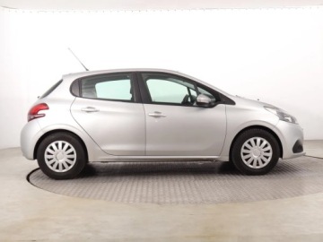 Peugeot 208 I Hatchback 5d Facelifting 1.2 PureTech 82KM 2017 Peugeot 208 1.2 PureTech, Salon Polska, zdjęcie 5