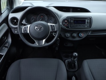 Toyota Yaris III Hatchback 5d Facelifting 2017 1.5 Dual VVT-iE 111KM 2020 Toyota Yaris 1.5 Dual VVT-i, Salon Polska, Klima, zdjęcie 6