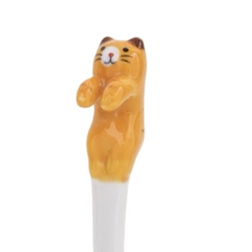 Мультяшные животные висят желтые и белые ложки