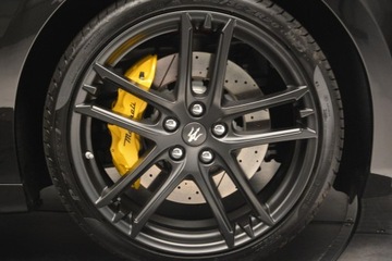 Наклейка Maserati на передний тормозной суппорт