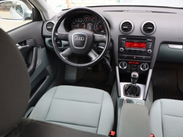Audi A3 8P Hatchback 3d 1.8 TFSI 160KM 2010 Audi A3 1.8 TFSI, Klima, Klimatronic, Tempomat, zdjęcie 6