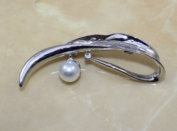 -MARGUT- Broszka srebrna wstążka liść perła