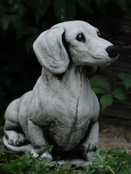 Бетонная фигура собаки таксы