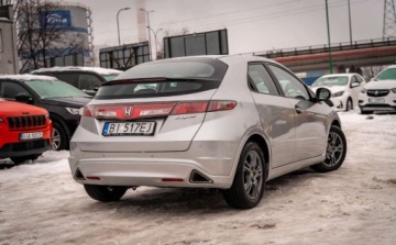 Honda Civic VIII Hatchback 3d 1.8 i-VTEC 140KM 2010 Honda Civic Honda Civic VIII 1.8 140KM 1.8 Benzyna 140KM, zdjęcie 6