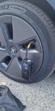 БЕСПРОВОДНОЙ КОМПРЕССОРНЫЙ НАСОС-ИНФЛЯТОР ДЛЯ АВТОМОБИЛЬНЫХ ШИН LCD