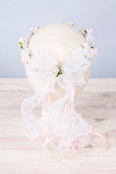 WIANEK KOMUNIJNY Z AKCENTEM PUDROWYCH RÓŻ