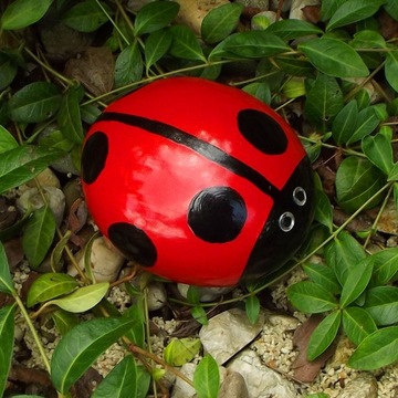 Большая фигурка божьей коровки для приусадебного участка и террасы.