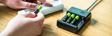 ЗАРЯДНОЕ УСТРОЙСТВО AAA AA + 4 батарейки типа AA 2000 мАч, ЗЕЛЕНЫЕ Ячейки, пальцы