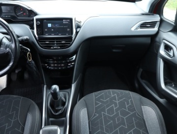 Peugeot 2008 I SUV Facelifting 1.2 PureTech 110KM 2017 Peugeot 2008 1.2 PureTech, Salon Polska, zdjęcie 7