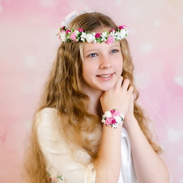 Живой венок для причастия, белые и розовые розы.