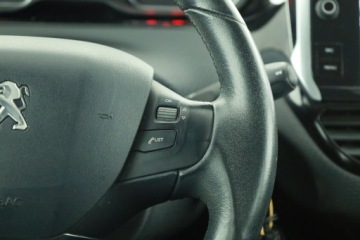 Peugeot 2008 I SUV Facelifting 1.2 PureTech 110KM 2017 Peugeot 2008 1.2 PureTech, Salon Polska, zdjęcie 14