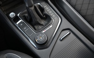 Volkswagen Tiguan II SUV Facelifting 2.0 TDI 200KM 2022 Volkswagen Tiguan 2,0 TDI 200 KM 4x4 R-LINE HEDA UP MATRIX Kamera 360 Nawi, zdjęcie 38