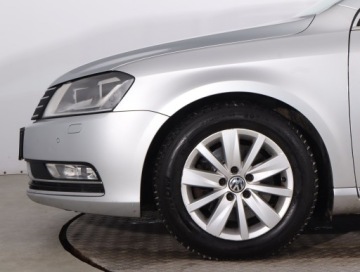 Volkswagen Passat B7 Variant 2.0 TDI CR DPF BlueMotion 140KM 2013 VW Passat 2.0 TDI, DSG, Navi, Xenon, Bi-Xenon, zdjęcie 14