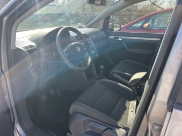 Volkswagen Touran I 1.9 TDI 105KM 2010 Volkswagen Touran 1.9 TDI Klimatyzacja Parktronic tyl El.szyby El.lusterka, zdjęcie 4