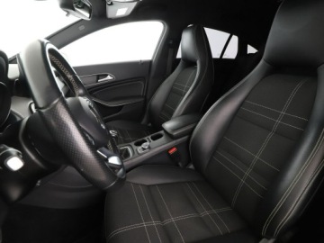 Mercedes CLA C117 Shooting Brake 1.6 180 122KM 2015 Mercedes CLA 180 półskóra navi klima grzane, zdjęcie 12