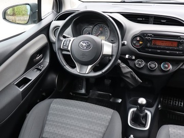 Toyota Yaris III Hatchback 5d Facelifting 1.0 VVT-i 69KM 2015 Toyota Yaris 1.0 VVT-i, Salon Polska, Klima, zdjęcie 6