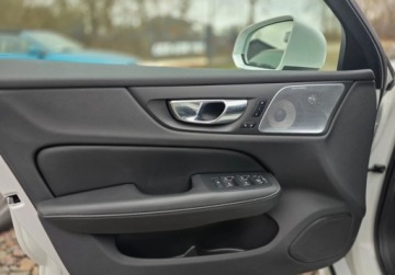 Volvo V60 II  Kombi Plug-in 2.0 T6 Plug-In Hybrid 341KM 2021 Volvo V60 FV 23 BW Panorama Kamery 360 Biala Perla 2.0 Hybryda Plug-in, zdjęcie 21