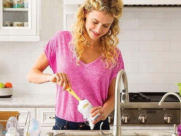 Длинная щетка для мытья бутылок, стаканов и баночек с помощью губки.