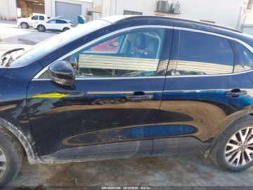 Ford Kuga III 2022 Ford Kuga 2022 r., 2,0L TITANIUM 2.0 Benzyna 250KM, zdjęcie 14