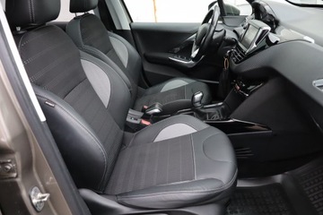 Peugeot 2008 I SUV Facelifting 1.2 PureTech 110KM 2016 Peugeot 2008 1.2 PureTech, Salon Polska, zdjęcie 8