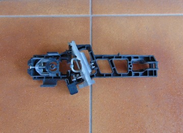 FIESTA MK7 12-17 LIFT STELAŻ KLAMKI PRAWY TYŁ