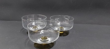 3 стеклянные чашки с зеленоватой ножкой