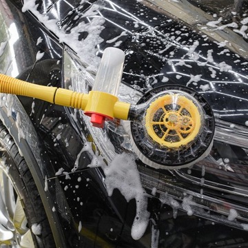 Набор вращающихся щеток для мытья автомобиля.
