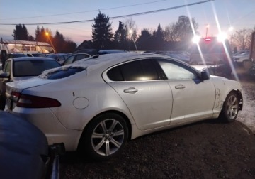 Jaguar XF I Sedan 3.0D V6 210KM 2010 Jaguar XF 2010r, 3.0 Diesel. AUTOMAT. Lekko uszkodzony prawy przod. 3.0, zdjęcie 2