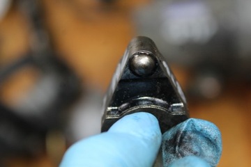 КРЕПЛЕНИЕ ДЕРЖАТЕЛЯ ИНЖЕКЦИОННОГО ЛОТКА TOYOTA 2.0 D4D 1CD