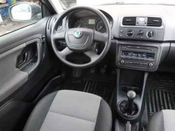 Skoda Fabia II Hatchback Facelifting 1.2 HTP 60KM 2011 Skoda Fabia 1.2, Salon Polska, Klima, Parktronic, zdjęcie 6