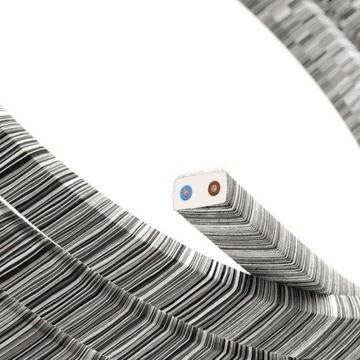 Плоский кабель с черно-белой оплеткой