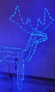 БОЛЬШОЙ СИНИЙ ОЛЕНЬ С ПОВИРУЮЩЕЙСЯ ГОЛОВОЙ ОЧЕНЬ ВЫСОКИЙ