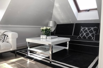 Эксклюзивная зеркальная консоль в хромированной рамке.