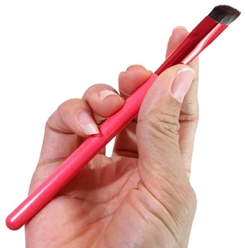 Квадратная, угловатая кисть для контуринга бровей № 1.