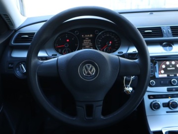 Volkswagen Passat B7 Variant 1.6 TDI CR DPF BlueMotion 105KM 2013 VW Passat 1.6 TDI, Salon Polska, Navi, Xenon, zdjęcie 18