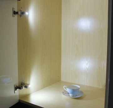 ЛАМПА НА ПЕТЛИ ШКАФА 3 LED + АККУМУЛЯТОР