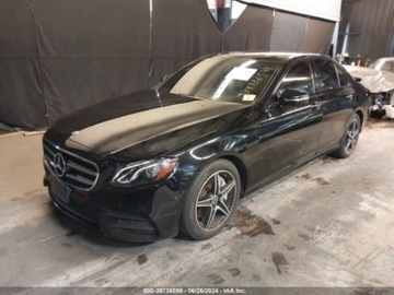 Mercedes Klasa E W213 2019 Mercedes-Benz Klasa E 2019 Mercedes-Benz E-Class E 300 4MATIC Sedan 2.0, zdjęcie 2
