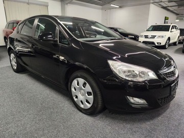 Opel Astra J Hatchback 5d 1.4 Twinport ECOTEC 100KM 2011 Opel Astra 1.4 Benzyna 2011 Essentia ecoFLEX, zdjęcie 2