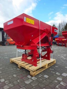 Разбрасыватель удобрений двухдисковый STRUMYK TYTAN 600кг Рассада