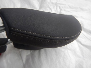 VOLVO V50 06 PODHLAVNÍK SEDADLA PRAVÝ PŘEDNÍ