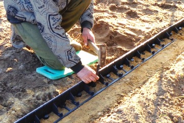 КРОМКА ГАЗОНА 50 М 4,5 СМ + 150 САДОВЫХ АНКЕРОВ ПАЛИСАД ЭКО БАРЬЕР