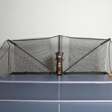 Автоматический тренажер для настольного тенниса для тренировок.