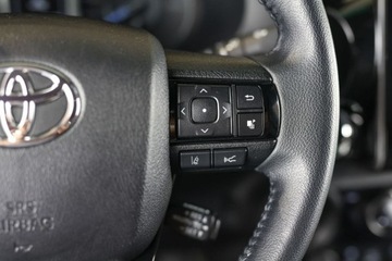 Toyota Hilux VIII Podwójna kabina Facelifting 2.8 D-4D 204KM 2023 Toyota Hilux 2.8 D-4D Double Cab Invincible 4x4 aut 2.8 Diesel 204KM, zdjęcie 19