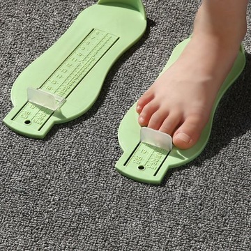 Измеритель размера детской обуви.