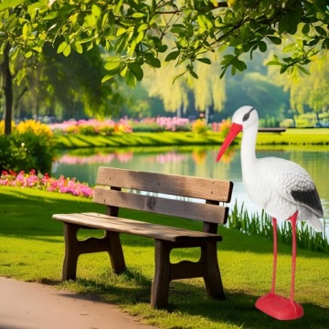 Аист, стоящий в живых садовых статуэтров