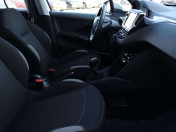 Peugeot 208 I Hatchback 5d Facelifting 1.2 PureTech 82KM 2015 Peugeot 208 1.2 PureTech, Salon Polska, zdjęcie 8