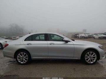 Mercedes Klasa E W213 2019 Mercedes-Benz Klasa E MERCEDES-BENZ E 300 4MATIC 2.0 Benzyna 241KM, zdjęcie 1